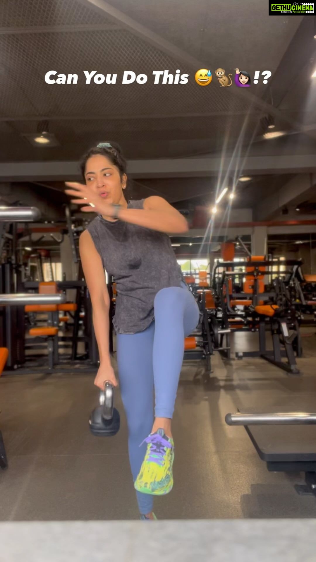 Ramya Subramanian Instagram - I would give a ⭐️⭐️⭐️⭐️⭐️ for this ‘Core Killer’ exercise. Will you try and tell me how many stars you would give !? (not easy bro!🤪) …. Tag me on your post for me to watch your dance …em sorry exercise too 😅🙋🏻♀️💪🏻♥️! #FitnessChallenges #MotivationMonday
