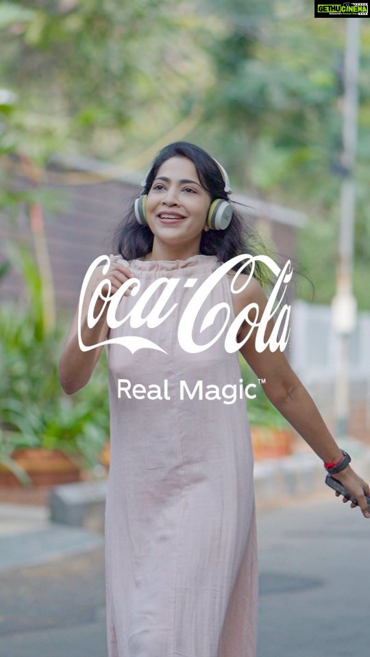 Ramya Subramanian Instagram - This track is so energising to begin my day with and has been on loop for the last few mornings now !! 😁 🙋🏻♀️🔁 #Sagavaasi @therukural and @khatija.rahman your combo is so powerful yet soothing !!👏🏻✨💝 Big Thumb Up on this one from me !!👍🏻 @cokestudiotamil #ad #collab #Sagavaasi #IdhuNammaIsai #CokeStudioTamil