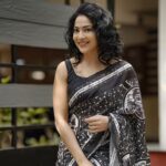 Ramya Subramanian Instagram - Not a saree …. But a story 🖤🤍🖤 Happy Monday ♥️♥️♥️! For all of you who have been asking me on it ,this is all I got for you to know about it !☺️👇🏻 This light weight sustainable saree draped on me is made out of recycled PET bottles and has prints inspired by ‘Therukoothu’ . It is from @vinosupraja ‘s PURISAI collection and I have been saving it to wear for my special day 🥰. Check out @vinosupraja.irl ‘s website to buy this limited edition wonder saree 💯🥻. @snatchural_makeup - 👄 @trisisters_bridal_touch - 💇🏻‍♀️🥻 #RepairReuseRecycle #SustainableSarees #SareeLove #StayFitWithRamya #StopWeighyingBookLaunch