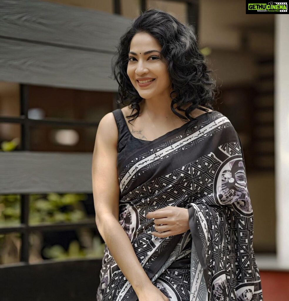 Ramya Subramanian Instagram - Not a saree …. But a story 🖤🤍🖤 Happy Monday ♥♥♥! For all of you who have been asking me on it ,this is all I got for you to know about it !☺👇🏻 This light weight sustainable saree draped on me is made out of recycled PET bottles and has prints inspired by ‘Therukoothu’ . It is from @vinosupraja ‘s PURISAI collection and I have been saving it to wear for my special day 🥰. Check out @vinosupraja.irl ‘s website to buy this limited edition wonder saree 💯🥻. @snatchural_makeup - 👄 @trisisters_bridal_touch - 💇🏻‍♀🥻 #RepairReuseRecycle #SustainableSarees #SareeLove #StayFitWithRamya #StopWeighyingBookLaunch