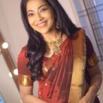 Ramya Subramanian Instagram - Times change … Sarees DON’T 😄☺️!!! Thank you GLAM team for putting it all together for this 💯♥️👇🏻: Styled by @indu_ig Shot by @haran_official_ Mua @abhirami_mua Hairdo @venki_hairstylist Saree @sundari_silks Blouse @yaradesigners Drapist @pleats_drapes Jewelry @made_for_hers