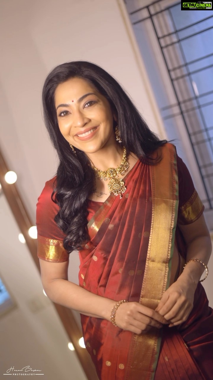 Ramya Subramanian Instagram - Times change … Sarees DON’T 😄☺️!!! Thank you GLAM team for putting it all together for this 💯♥️👇🏻: Styled by @indu_ig Shot by @haran_official_ Mua @abhirami_mua Hairdo @venki_hairstylist Saree @sundari_silks Blouse @yaradesigners Drapist @pleats_drapes Jewelry @made_for_hers