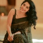 Ramya Subramanian Instagram – Just saying ‘Hi’ to you with my smiley face .♥️😀

💄- @kaviyaartistry_off 
📷- @karthikha_photography 
🥻- @aishwaryakumar.in