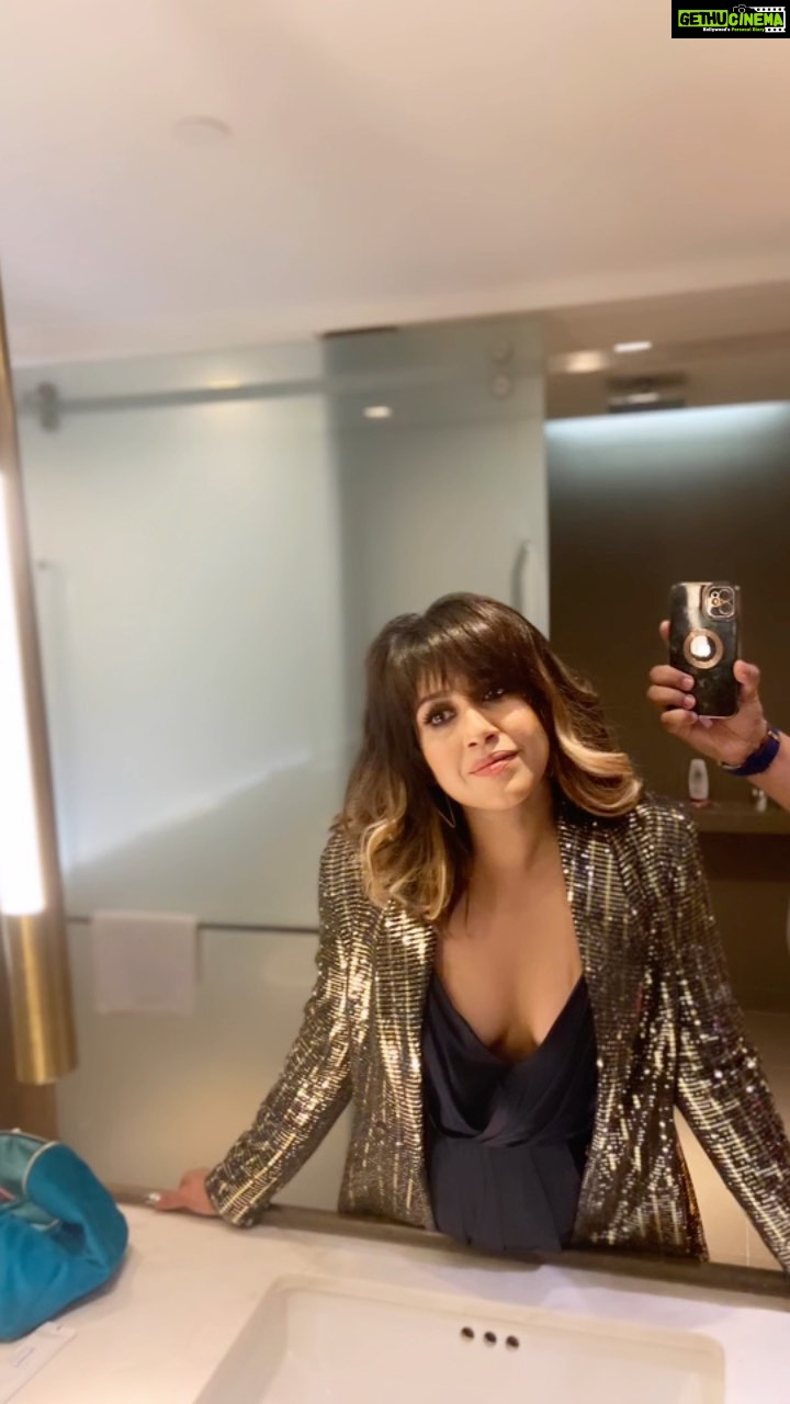 Ranjini Haridas Instagram - Gig life ..let me show you how I work it !!!😬😂 Makeup @anuraagkaushik_92 Hair @iampawanhairofficial #delhi #lixil #grohe #americanstandard #awardnight #blingbling #emceelife #paidtotalk #lovemyjob #travelforwork #eventready
