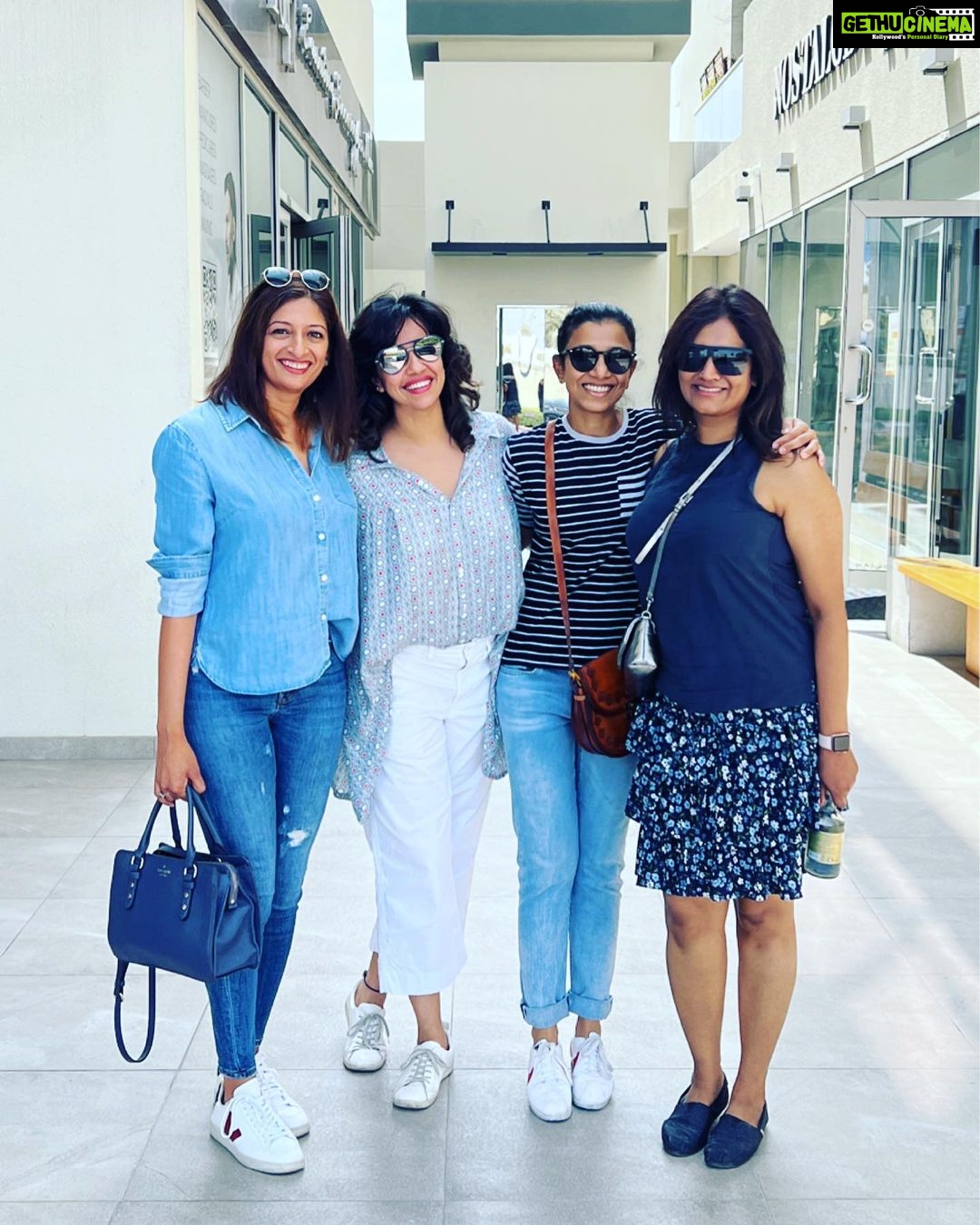 Ranjini Haridas Instagram - Always such fun catching up with this gang !!!❤️ @ms_rmartini @ashfana @thanujose #dubaidiaries #brunchcatchup #schooltonow #favouritegirls #beingus #gossipgirls #happiehippie #ranjiniharidas