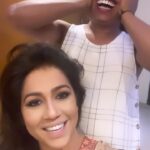 Ranjini Haridas Instagram - @jaan_moni_das being her silly self .. behind the scene madness !!! #gettingready #jaanmonidas #hair #makeup #styling #beingsilly #tvshows #backstagemadness #behindthescene #whatwetalkabout #funtimes #ranjiniharidas