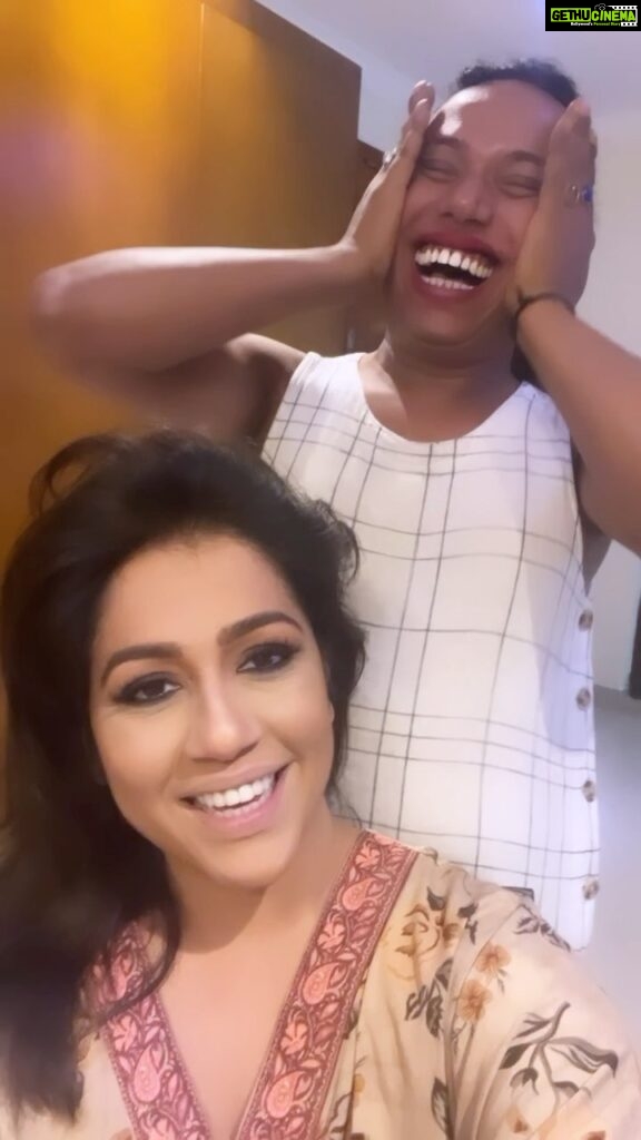 Ranjini Haridas Instagram - @jaan_moni_das being her silly self .. behind the scene madness !!! #gettingready #jaanmonidas #hair #makeup #styling #beingsilly #tvshows #backstagemadness #behindthescene #whatwetalkabout #funtimes #ranjiniharidas