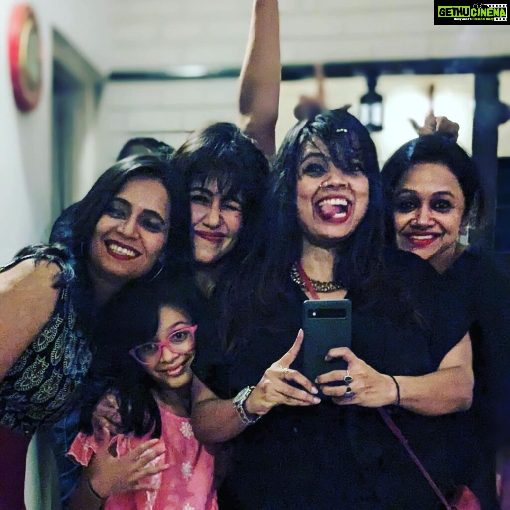 Ranjini Haridas Instagram - About last night !!!😬 @madsie29 @virgo.ego @lappikutty @veeslatergram @r.shankar.rao #fridaynight #bangalorediaries #birthday #nightout #happiehippie #ranjiniharidas
