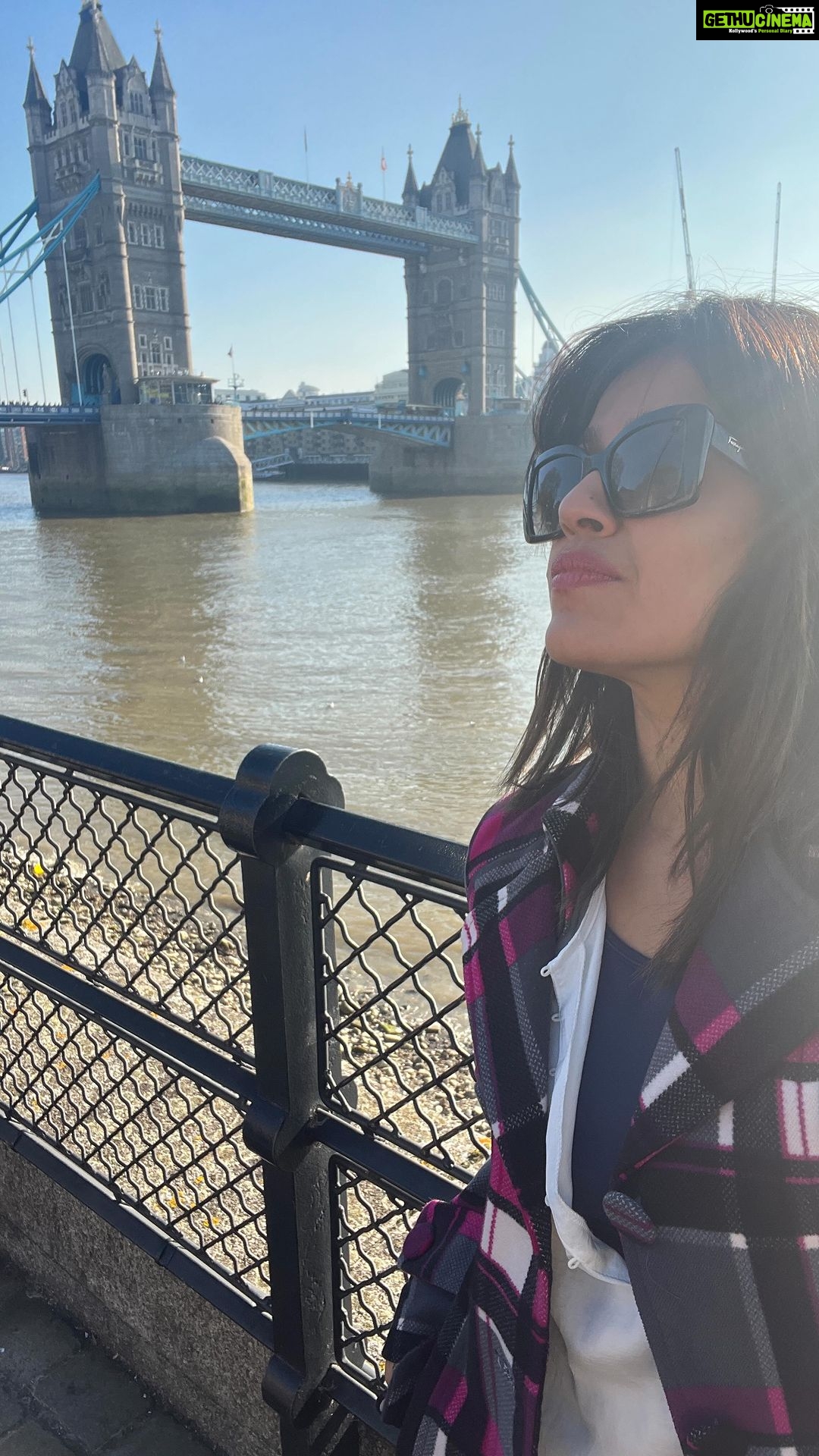 Ranjini Haridas Instagram - First day out in London doing touristy things only coz it’s been so long !!!😬 #london #travelreels #unitedkingdom #lovemyjob #travelforwork #beingatourist #suchfun #lindonbridge #londontowerbridge #buckinghampalace #trafalgarsquare #westminsterabbey #blackcabs #londoneye #thechardlondon #wintertime #february #walkabout #reelitfeelit #dayout #ranjinihharidas
