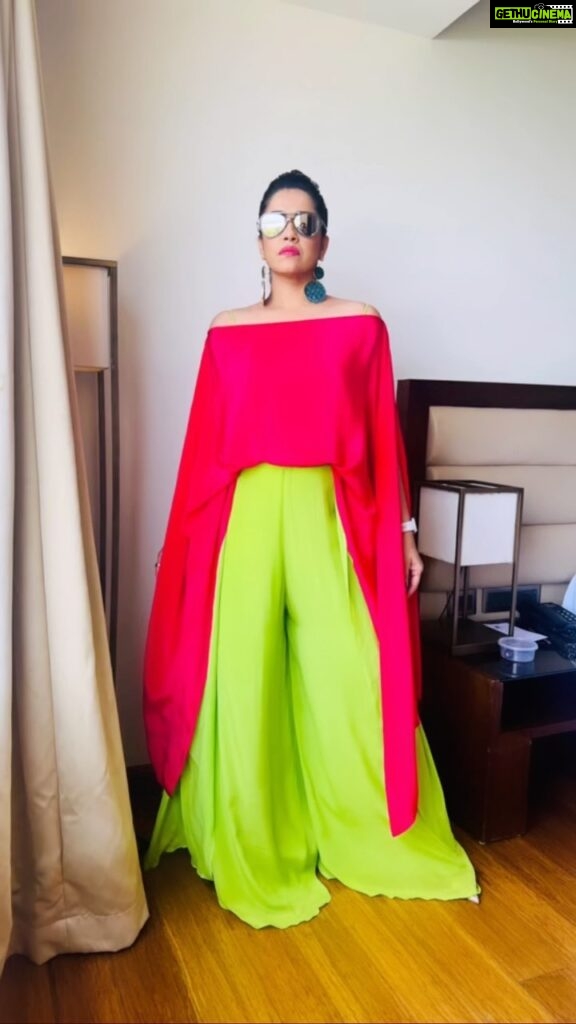 Ranjini Haridas Instagram - I love me some neon !!!😬 A big shout out to @kahani_stories_in_thread for this lovely outfit !❤️ Hair and makeup @jaan_moni_das #neon #pink #lime #allthingsbrightandbeautiful #flow #style #fashion #hair #makeup #ootd #lotd #ranjiniharidas
