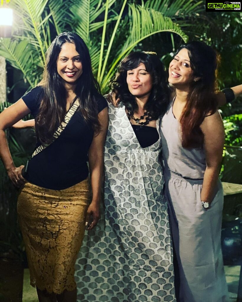 Ranjini Haridas Instagram - Happy people !!!😬 @ranjinijose @trinketsofmemories