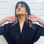 Ranjini Haridas Instagram - Poser for life !!!😂 Hair and makeup @jaanmonidasofficial #gettingready #workmode #newearrings