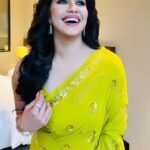 Ranjini Haridas Instagram - Can someone tell me what colour im wearing please ..and please don’t say yellow or green coz according to me it’s neither or both !!! Hair and makeup @jaanmonidasofficial Outfit : 15 year old saree #reels #workmode #weddingscenes #smile #reelitfeelit #yelloworgreen #hair #makeup #gettingready #ranjiniharidas