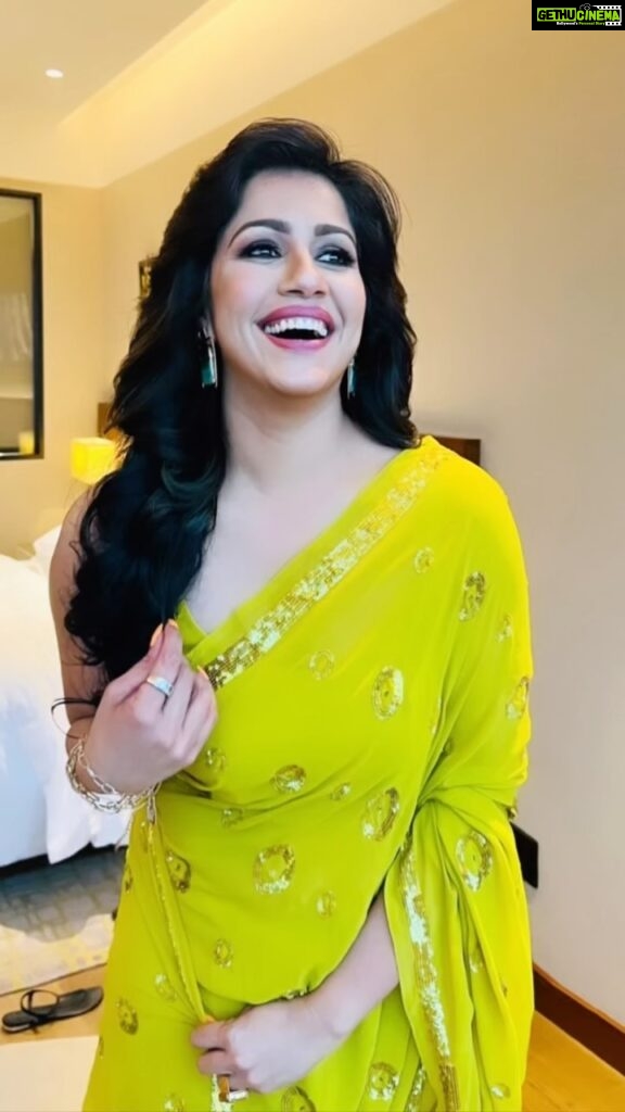 Ranjini Haridas Instagram - Can someone tell me what colour im wearing please ..and please don’t say yellow or green coz according to me it’s neither or both !!! Hair and makeup @jaanmonidasofficial Outfit : 15 year old saree #reels #workmode #weddingscenes #smile #reelitfeelit #yelloworgreen #hair #makeup #gettingready #ranjiniharidas
