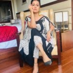 Ranjini Haridas Instagram - As much as I love a saree and think it’s hands down the sexiest outfit out there , I’ve somehow always found it extremely hard to manage and manoeuvre especially when work is concerned . However like most people I do have some of my favourites that have been stuck in my closet like forever . Every once in a while I decide to pick one of them up and upcycle /recycle it to something I would wear more often . Here is one such attempt . HMU @jaanmonidasofficial Outfit - Upcycled old saree #upcycle #recycle #oldisgold #sareetokaftan #emceelife #gettingready