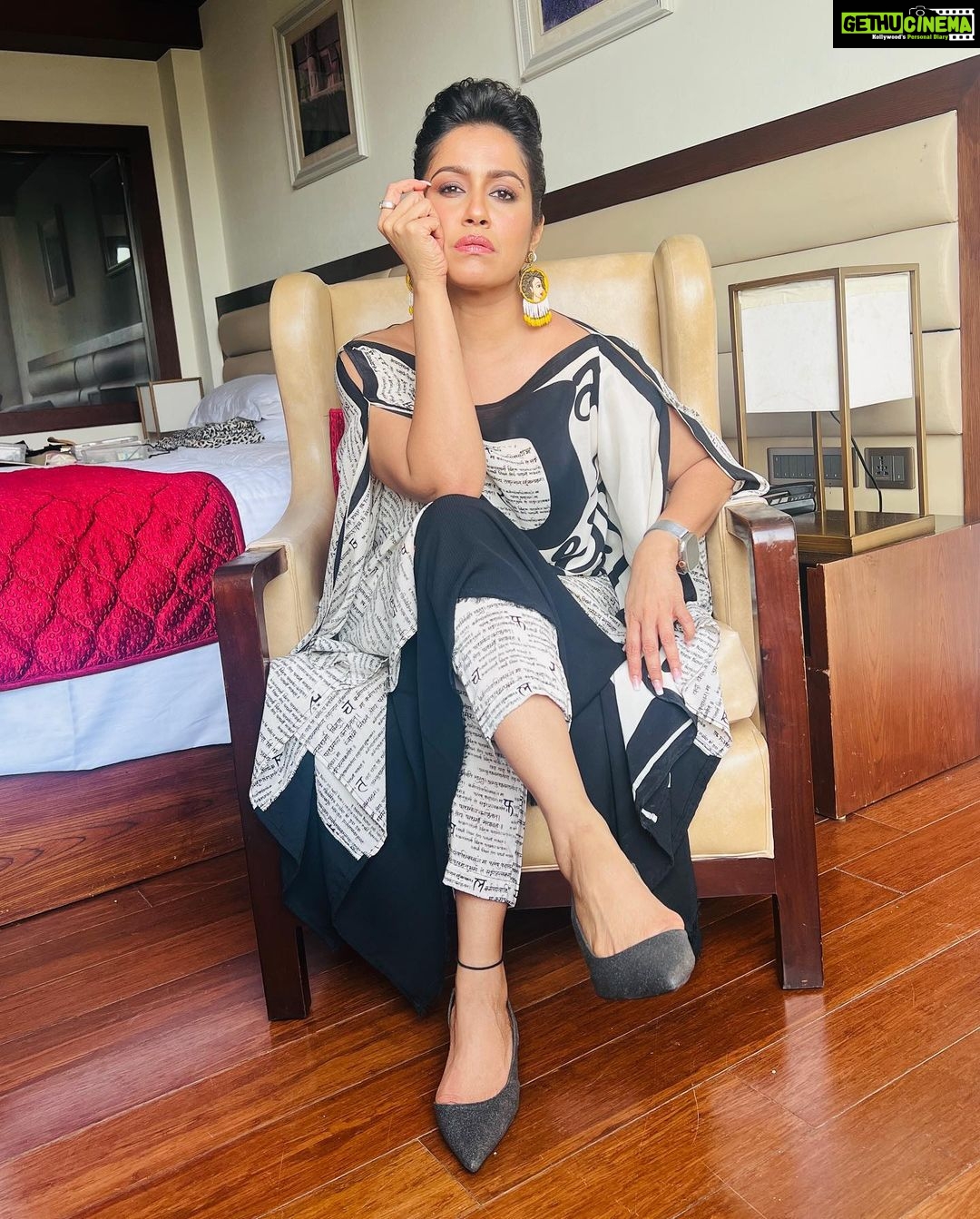Ranjini Haridas Instagram - As much as I love a saree and think it’s hands down the sexiest outfit out there , I’ve somehow always found it extremely hard to manage and manoeuvre especially when work is concerned . However like most people I do have some of my favourites that have been stuck in my closet like forever . Every once in a while I decide to pick one of them up and upcycle /recycle it to something I would wear more often . Here is one such attempt . HMU @jaanmonidasofficial Outfit - Upcycled old saree #upcycle #recycle #oldisgold #sareetokaftan #emceelife #gettingready