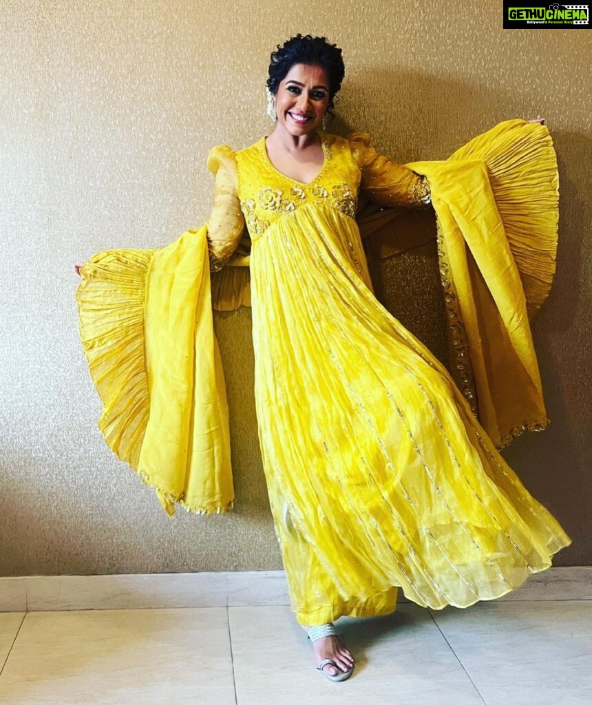 Ranjini Haridas Instagram - Yellow fever ! Outfit courtesy@madebymilankochi Hair and makeup @jaanmonidasofficial #currentmood #yellow #happy #allsmiles #ootd