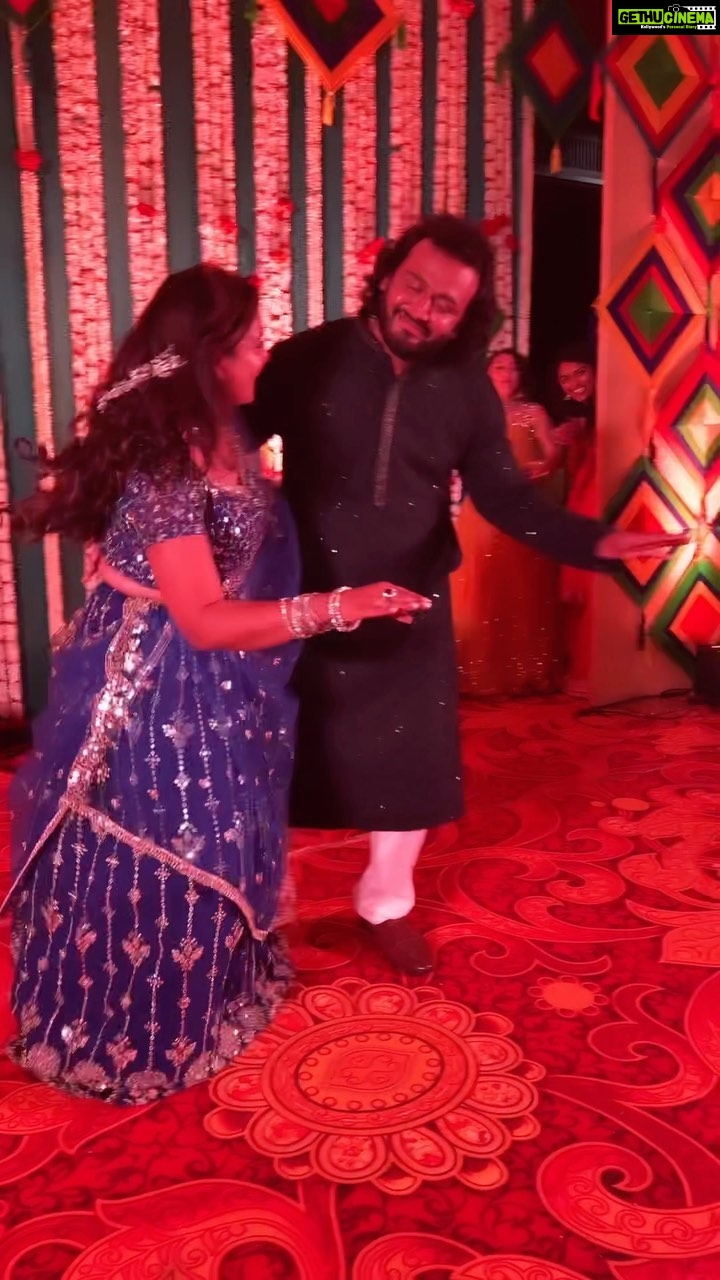 Ranjini Haridas Instagram - Time to embarrass the brother !!!π¬ππ₯³ @sreepriyan Dint think you would ever dance to anyoneβs tune but evidentially we were all wrong !!!πππ @iambreezegeorge well done girl..hehe β€οΈ Whatte fun night that was !!!πππ #wedding #sangeet #dance #kajrare #friends #family #celebration #brotherswedding #moretocome