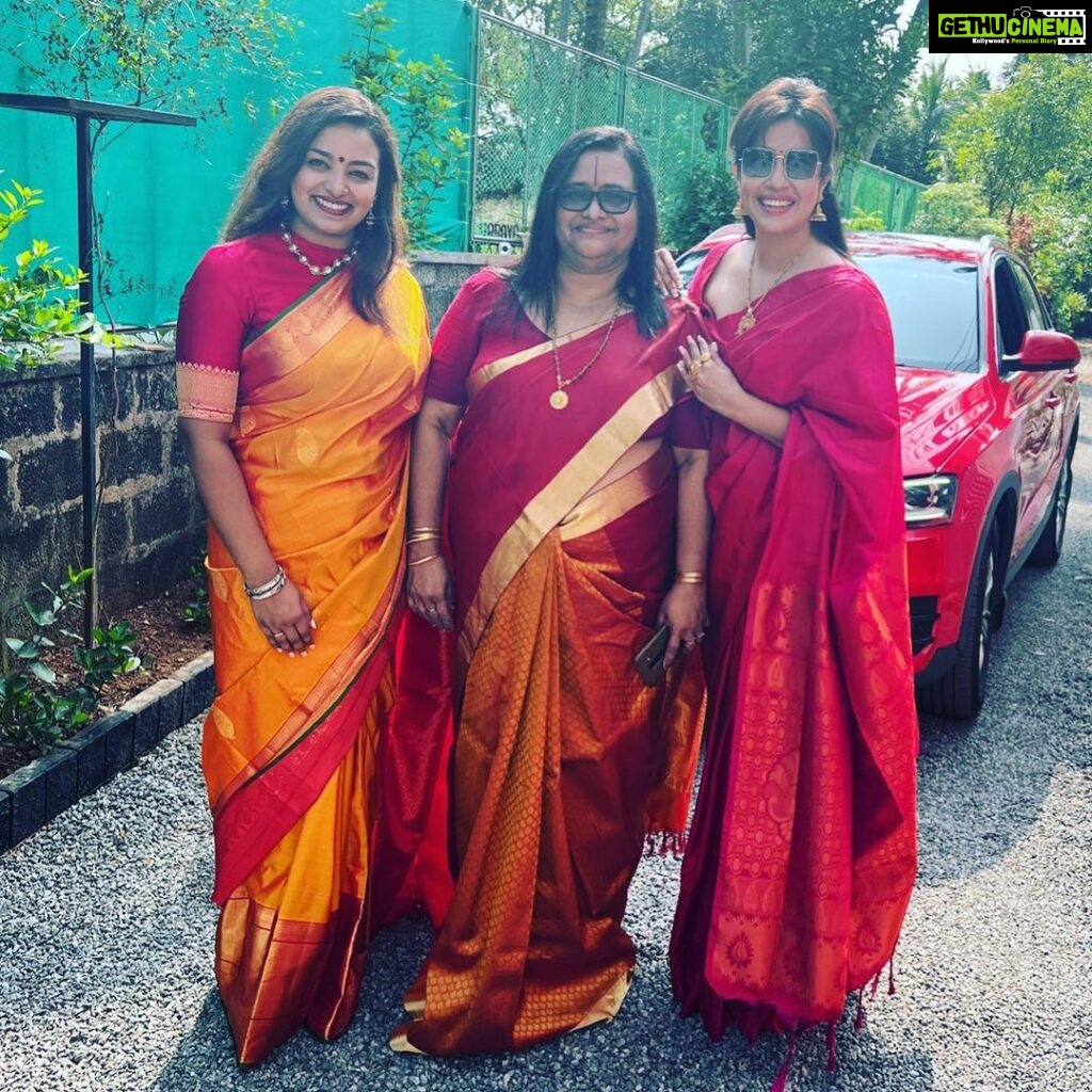 Ranjini Haridas Instagram - Could we be any Brighter ???😬 @iambreezegeorge @haridassujatha #allthingsbrightandbeautiful #saree #indianwear #traditional #weddingwear #colourful #happiehippie #ranjiniharidas