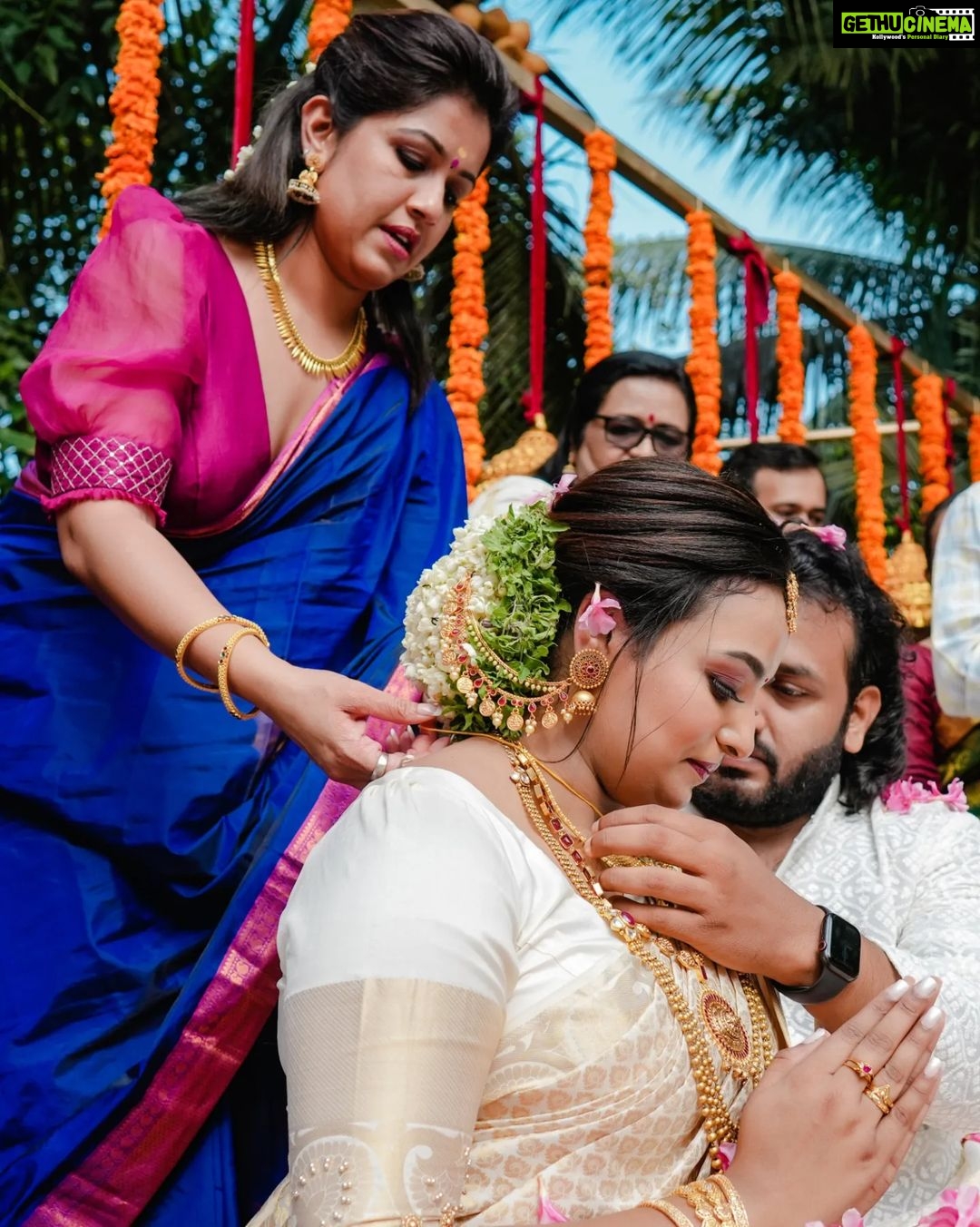 Ranjini Haridas - 28.2K Likes - She only strives for the best...and until she gets it, she's relentless...but the beautiful part of it is that, this strive is not for herself, it's for people around her... I can't simply put into words, but, I think these pictures will show you that she was always present to guide and support us in the entire wedding process.
Similar to the tying of the knot; the groom ties it twice and then the sister of the groom ties it again and secures it. You did just that: secured and solidified the wedding from start to end!
Love and Respect to You chechi @ranjini_h, it wouldn't have been this beautiful without you..😊❤️