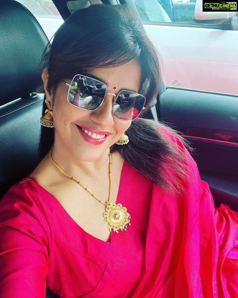 Ranjini Haridas Instagram - Pink ..it’s my favourite Colour!!! Actually not but couldn’t think of another caption .Also I like the song !!!😬 #saree #pink #me #weddingready #bright #colorful #happy #allsmiles