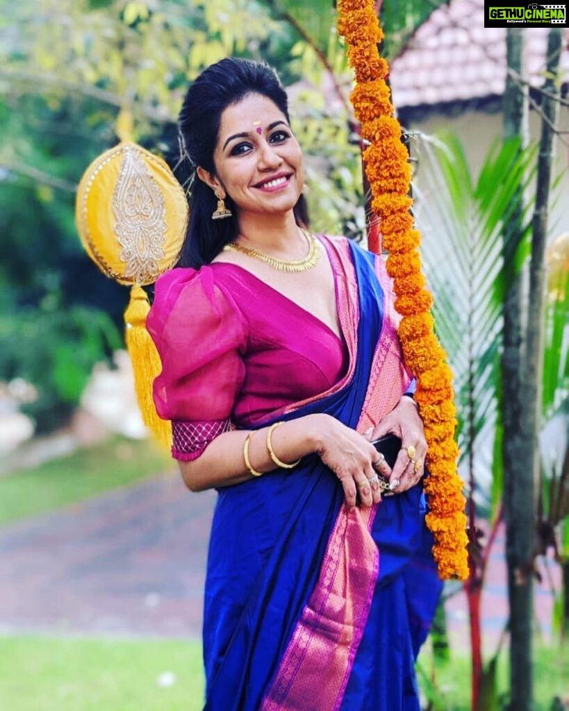 Ranjini Haridas Instagram - #Bright #Colourful #Happy Just how I like my life .😬 #hapiehippie #allthingsbrightandbeautiful #saree #traditional #indianwedding #southindianature #happy #muhurtam #whatiwore #broswedding