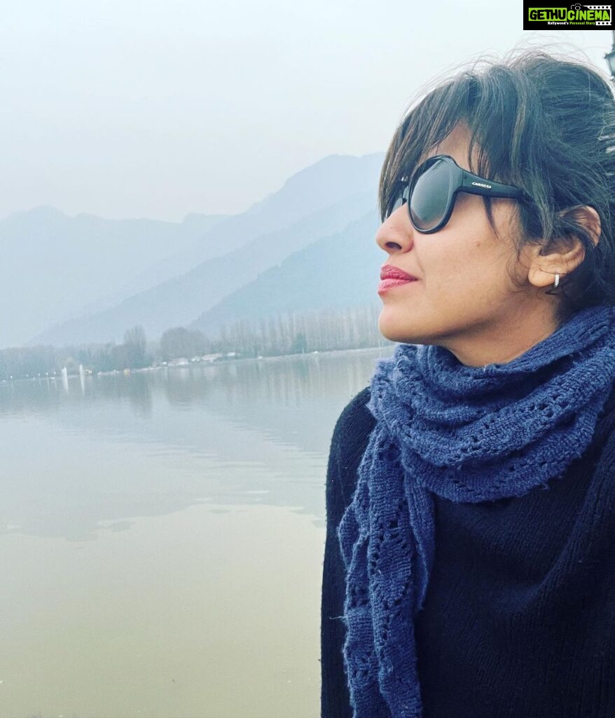 Ranjini Haridas Instagram - Soaking it all in !!!❤️ #srinagar #dallake #nature #beauty #weather #winterishere #romanceintheair #perksofthejob #emceelife #travelandwork #jammuandkashmir #goodvibes #happiehippie Dal Lake , Srinagar - Kashmir