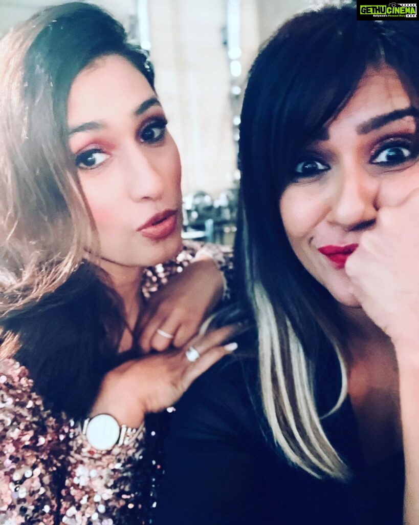 Ranjini Haridas Instagram - Goofing around backstage with my beautiful cohost @poojakaif !!!👯‍♀️ #emceelife #delhi #kajaria #paidtotalk #doubletrouble #lovemyjob #workworkwork #backstage #gimmeamic