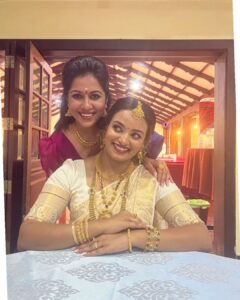 Ranjini Haridas Instagram - She only strives for the best...and until she gets it, she's relentless...but the beautiful part of it is that, this strive is not for herself, it's for people around her... I can't simply put into words, but, I think these pictures will show you that she was always present to guide and support us in the entire wedding process.
Similar to the tying of the knot; the groom ties it twice and then the sister of the groom ties it again and secures it. You did just that: secured and solidified the wedding from start to end! 

Love and Respect to You chechi @ranjini_h, it wouldn't have been this beautiful without you..😊❤️