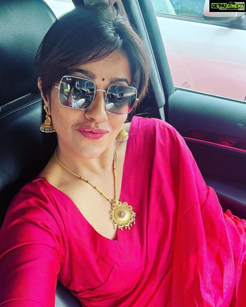 Ranjini Haridas Instagram - Pink ..it’s my favourite Colour!!! Actually not but couldn’t think of another caption .Also I like the song !!!😬 #saree #pink #me #weddingready #bright #colorful #happy #allsmiles