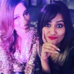 Ranjini Haridas Instagram - Goofing around backstage with my beautiful cohost @poojakaif !!!👯‍♀️ #emceelife #delhi #kajaria #paidtotalk #doubletrouble #lovemyjob #workworkwork #backstage #gimmeamic