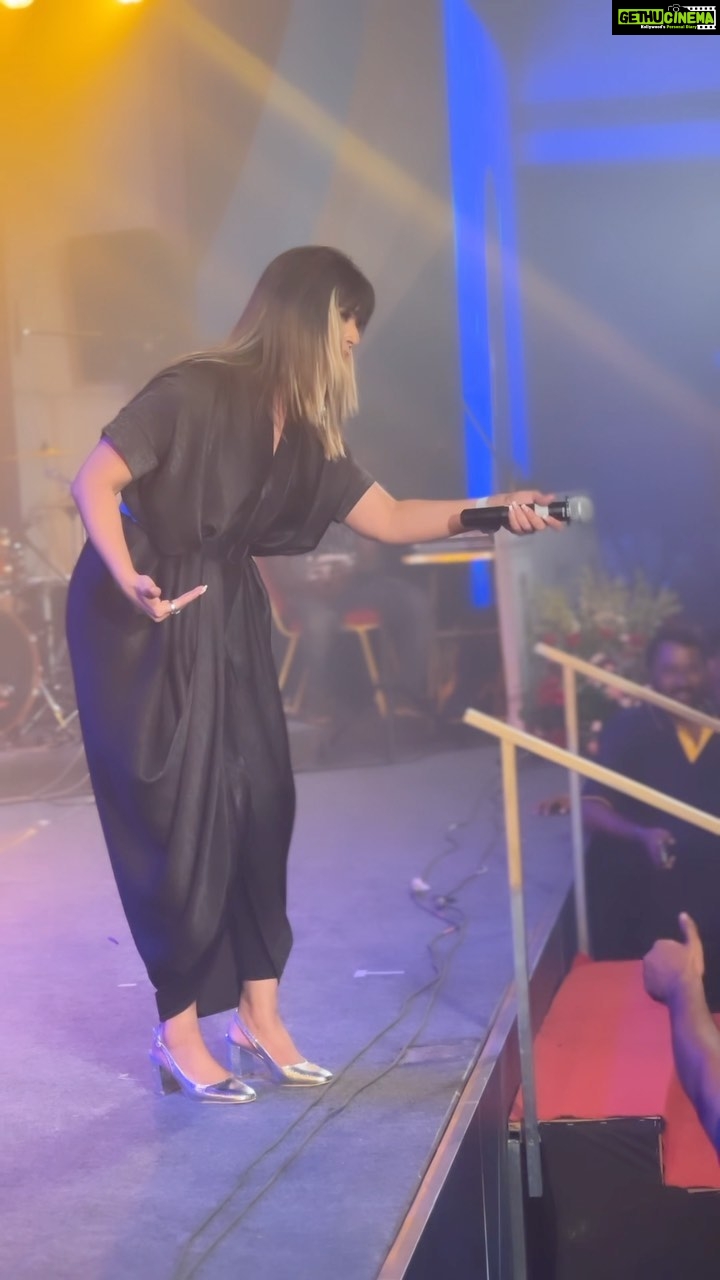 Ranjini Haridas Instagram - Me just doing random me things on stage !!!😬 Last nights special “choli ke peeche kya he” ..don’t even ask why …just coz !!!😂😂😂 Outfit @madebymilankochi hair and makeup @jaanmonidasofficial #justmethings #emceelife #paidtotalk #workmode #eventtime #suchfun #beingme #singer #happiehippie #ranjiniharidas #beingme #rotary #thiruvalla