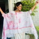 Ranjini Haridas Instagram - Dressing for outdoor events in the summer can be a real pain .While big events call for heavy looks every time I I get a chance to go light I prefer free flowing and airy outfits . This is one of my recent fav purchases from @madebymilankochi .❤️ Hair and makeup @jaanmonidasofficial #summerlook #ootd #airy #freeflowing #breezy #eventready #workmode #paidtotalk #emceelife #hairandmakeup #pastel #dye #whiteandpink #happiehippie #ranjiniharidas