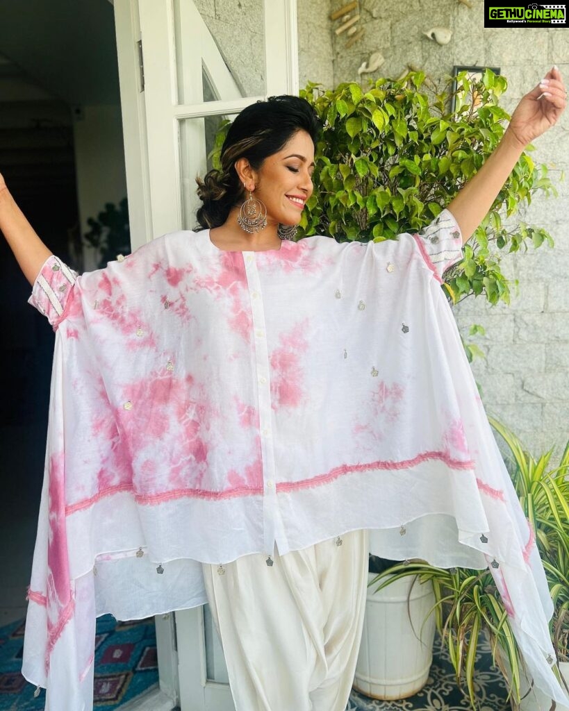 Ranjini Haridas Instagram - Dressing for outdoor events in the summer can be a real pain .While big events call for heavy looks every time I I get a chance to go light I prefer free flowing and airy outfits . This is one of my recent fav purchases from @madebymilankochi .❤️ Hair and makeup @jaanmonidasofficial #summerlook #ootd #airy #freeflowing #breezy #eventready #workmode #paidtotalk #emceelife #hairandmakeup #pastel #dye #whiteandpink #happiehippie #ranjiniharidas