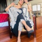 Ranjini Haridas Instagram - As much as I love a saree and think it’s hands down the sexiest outfit out there , I’ve somehow always found it extremely hard to manage and manoeuvre especially when work is concerned . However like most people I do have some of my favourites that have been stuck in my closet like forever . Every once in a while I decide to pick one of them up and upcycle /recycle it to something I would wear more often . Here is one such attempt . HMU @jaanmonidasofficial Outfit - Upcycled old saree #upcycle #recycle #oldisgold #sareetokaftan #emceelife #gettingready