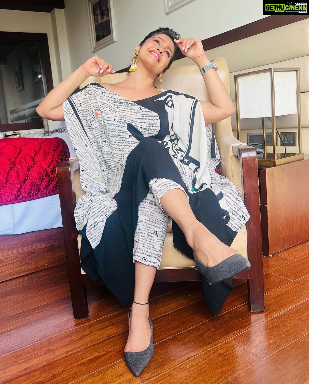 Ranjini Haridas Instagram - As much as I love a saree and think it’s hands down the sexiest outfit out there , I’ve somehow always found it extremely hard to manage and manoeuvre especially when work is concerned . However like most people I do have some of my favourites that have been stuck in my closet like forever . Every once in a while I decide to pick one of them up and upcycle /recycle it to something I would wear more often . Here is one such attempt . HMU @jaanmonidasofficial Outfit - Upcycled old saree #upcycle #recycle #oldisgold #sareetokaftan #emceelife #gettingready