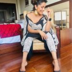 Ranjini Haridas Instagram - As much as I love a saree and think it’s hands down the sexiest outfit out there , I’ve somehow always found it extremely hard to manage and manoeuvre especially when work is concerned . However like most people I do have some of my favourites that have been stuck in my closet like forever . Every once in a while I decide to pick one of them up and upcycle /recycle it to something I would wear more often . Here is one such attempt . HMU @jaanmonidasofficial Outfit - Upcycled old saree #upcycle #recycle #oldisgold #sareetokaftan #emceelife #gettingready