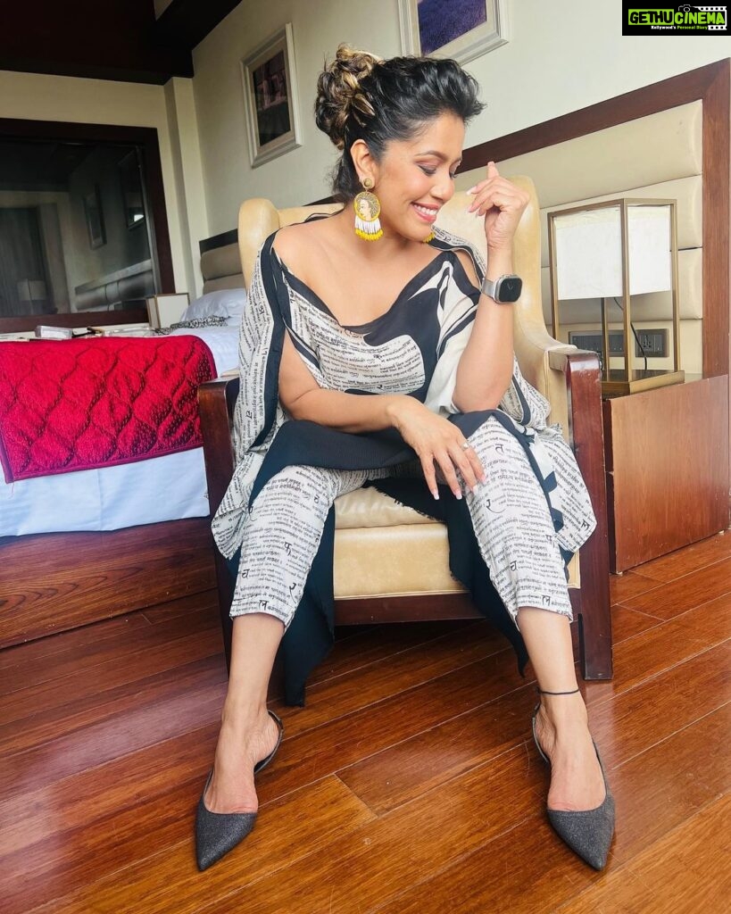 Ranjini Haridas Instagram - As much as I love a saree and think it’s hands down the sexiest outfit out there , I’ve somehow always found it extremely hard to manage and manoeuvre especially when work is concerned . However like most people I do have some of my favourites that have been stuck in my closet like forever . Every once in a while I decide to pick one of them up and upcycle /recycle it to something I would wear more often . Here is one such attempt . HMU @jaanmonidasofficial Outfit - Upcycled old saree #upcycle #recycle #oldisgold #sareetokaftan #emceelife #gettingready