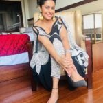 Ranjini Haridas Instagram - As much as I love a saree and think it’s hands down the sexiest outfit out there , I’ve somehow always found it extremely hard to manage and manoeuvre especially when work is concerned . However like most people I do have some of my favourites that have been stuck in my closet like forever . Every once in a while I decide to pick one of them up and upcycle /recycle it to something I would wear more often . Here is one such attempt . HMU @jaanmonidasofficial Outfit - Upcycled old saree #upcycle #recycle #oldisgold #sareetokaftan #emceelife #gettingready