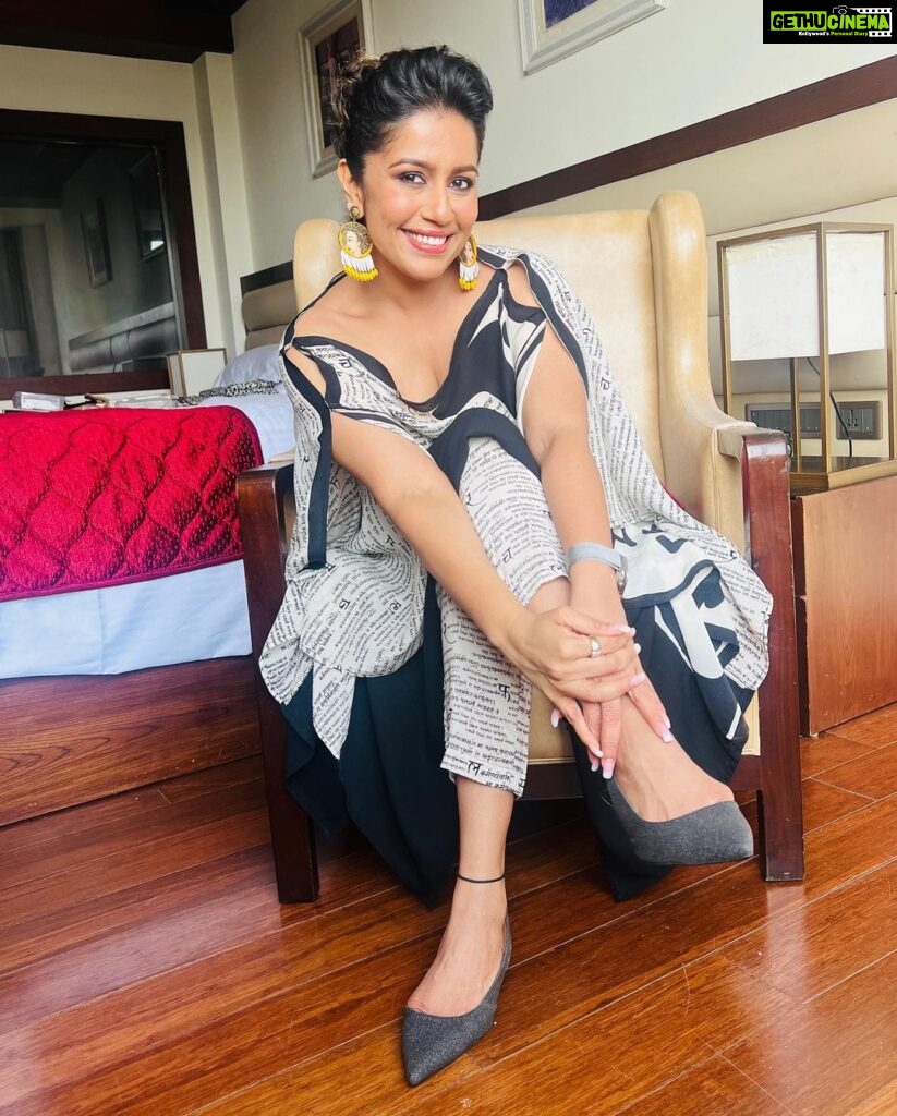 Ranjini Haridas Instagram - As much as I love a saree and think it’s hands down the sexiest outfit out there , I’ve somehow always found it extremely hard to manage and manoeuvre especially when work is concerned . However like most people I do have some of my favourites that have been stuck in my closet like forever . Every once in a while I decide to pick one of them up and upcycle /recycle it to something I would wear more often . Here is one such attempt . HMU @jaanmonidasofficial Outfit - Upcycled old saree #upcycle #recycle #oldisgold #sareetokaftan #emceelife #gettingready