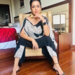Ranjini Haridas Instagram - As much as I love a saree and think it’s hands down the sexiest outfit out there , I’ve somehow always found it extremely hard to manage and manoeuvre especially when work is concerned . However like most people I do have some of my favourites that have been stuck in my closet like forever . Every once in a while I decide to pick one of them up and upcycle /recycle it to something I would wear more often . Here is one such attempt . HMU @jaanmonidasofficial Outfit - Upcycled old saree #upcycle #recycle #oldisgold #sareetokaftan #emceelife #gettingready