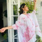 Ranjini Haridas Instagram - Dressing for outdoor events in the summer can be a real pain .While big events call for heavy looks every time I I get a chance to go light I prefer free flowing and airy outfits . This is one of my recent fav purchases from @madebymilankochi .❤️ Hair and makeup @jaanmonidasofficial #summerlook #ootd #airy #freeflowing #breezy #eventready #workmode #paidtotalk #emceelife #hairandmakeup #pastel #dye #whiteandpink #happiehippie #ranjiniharidas