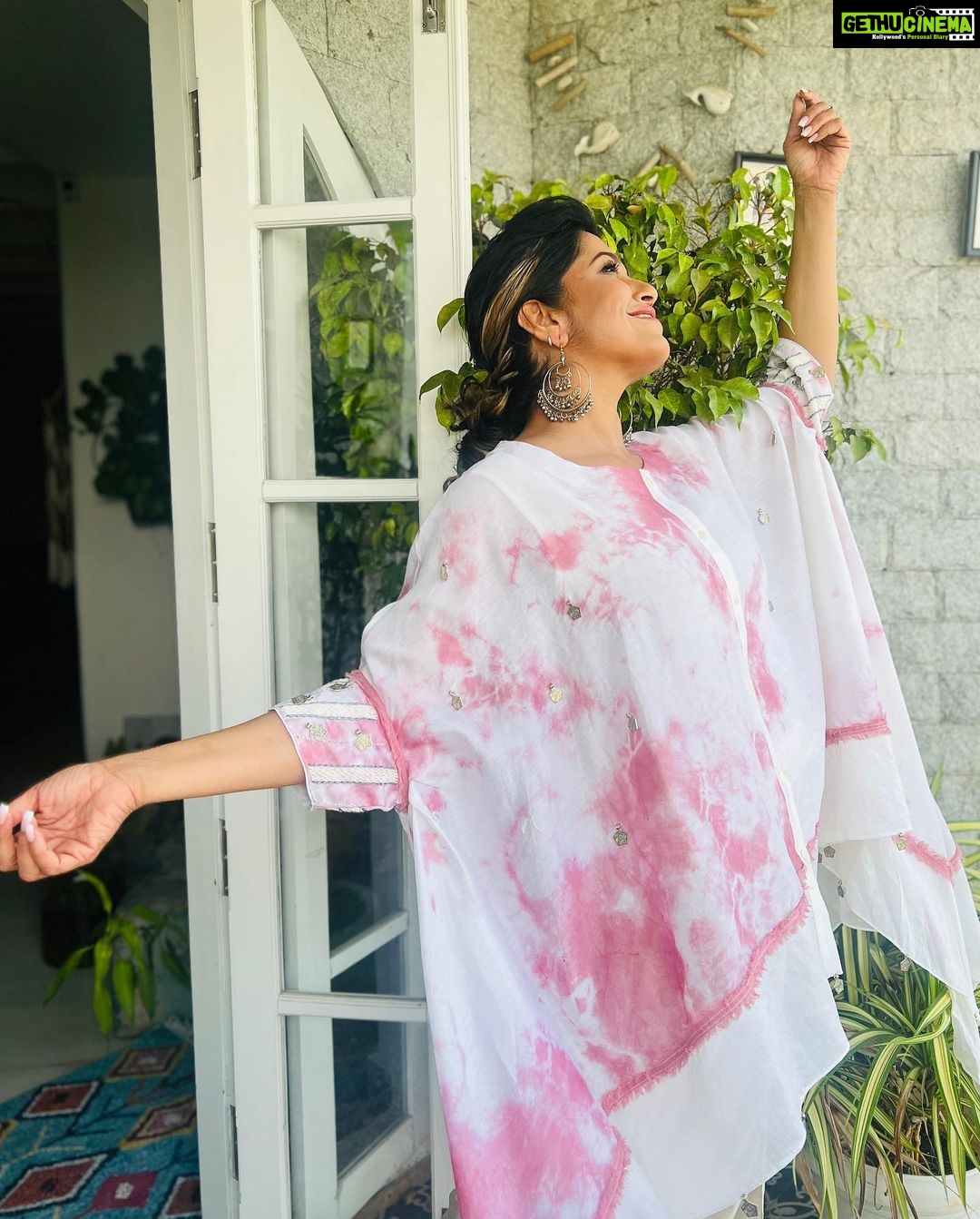 Ranjini Haridas Instagram - Dressing for outdoor events in the summer can be a real pain .While big events call for heavy looks every time I I get a chance to go light I prefer free flowing and airy outfits . This is one of my recent fav purchases from @madebymilankochi .❤️ Hair and makeup @jaanmonidasofficial #summerlook #ootd #airy #freeflowing #breezy #eventready #workmode #paidtotalk #emceelife #hairandmakeup #pastel #dye #whiteandpink #happiehippie #ranjiniharidas