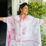 Ranjini Haridas Instagram - Dressing for outdoor events in the summer can be a real pain .While big events call for heavy looks every time I I get a chance to go light I prefer free flowing and airy outfits . This is one of my recent fav purchases from @madebymilankochi .❤️ Hair and makeup @jaanmonidasofficial #summerlook #ootd #airy #freeflowing #breezy #eventready #workmode #paidtotalk #emceelife #hairandmakeup #pastel #dye #whiteandpink #happiehippie #ranjiniharidas