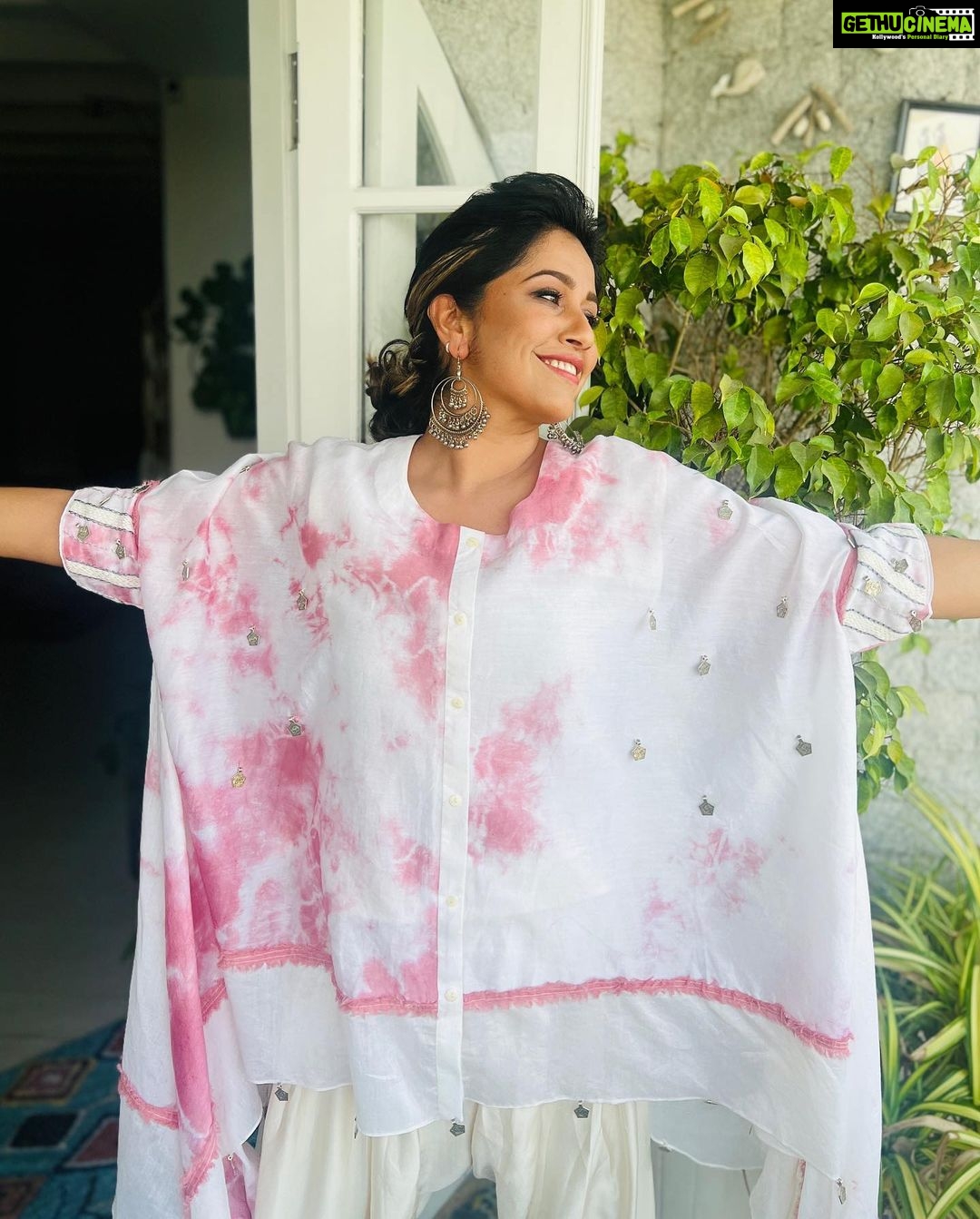 Ranjini Haridas Instagram - Dressing for outdoor events in the summer can be a real pain .While big events call for heavy looks every time I I get a chance to go light I prefer free flowing and airy outfits . This is one of my recent fav purchases from @madebymilankochi .❤️ Hair and makeup @jaanmonidasofficial #summerlook #ootd #airy #freeflowing #breezy #eventready #workmode #paidtotalk #emceelife #hairandmakeup #pastel #dye #whiteandpink #happiehippie #ranjiniharidas