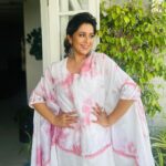 Ranjini Haridas Instagram – Dressing for outdoor events in the summer can be a real pain .While big events call for heavy looks every time I I get a chance to go light I prefer free flowing and airy outfits .

This is one of my recent fav purchases from @madebymilankochi .❤️

Hair and makeup @jaanmonidasofficial 

#summerlook #ootd #airy #freeflowing #breezy #eventready #workmode #paidtotalk #emceelife #hairandmakeup #pastel #dye #whiteandpink #happiehippie #ranjiniharidas
