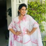 Ranjini Haridas Instagram - Dressing for outdoor events in the summer can be a real pain .While big events call for heavy looks every time I I get a chance to go light I prefer free flowing and airy outfits . This is one of my recent fav purchases from @madebymilankochi .❤️ Hair and makeup @jaanmonidasofficial #summerlook #ootd #airy #freeflowing #breezy #eventready #workmode #paidtotalk #emceelife #hairandmakeup #pastel #dye #whiteandpink #happiehippie #ranjiniharidas