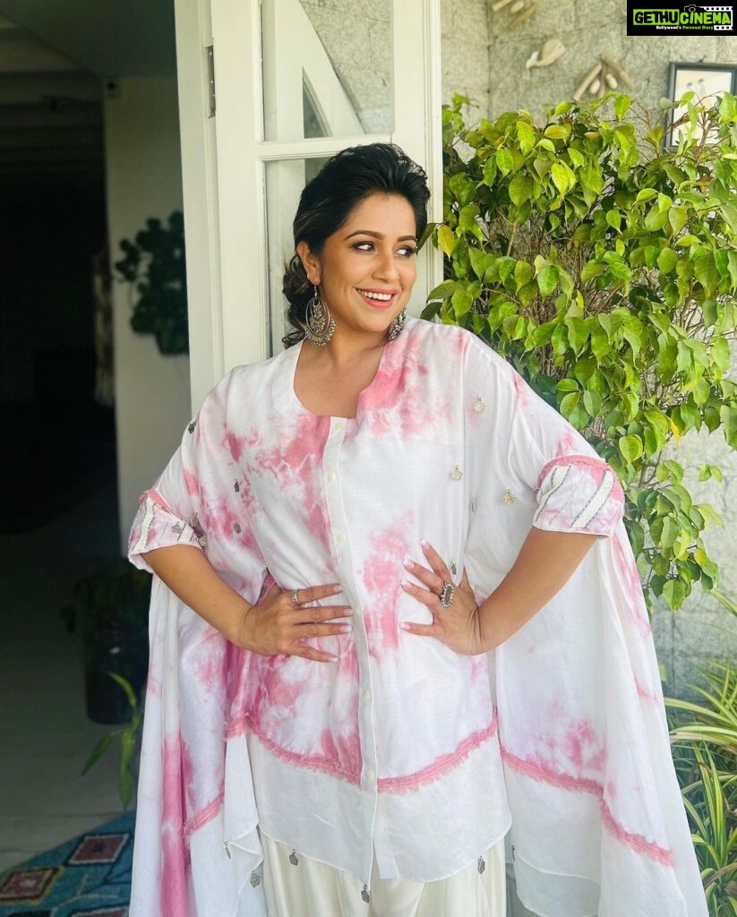 Ranjini Haridas Instagram - Dressing for outdoor events in the summer can be a real pain .While big events call for heavy looks every time I I get a chance to go light I prefer free flowing and airy outfits . This is one of my recent fav purchases from @madebymilankochi .❤️ Hair and makeup @jaanmonidasofficial #summerlook #ootd #airy #freeflowing #breezy #eventready #workmode #paidtotalk #emceelife #hairandmakeup #pastel #dye #whiteandpink #happiehippie #ranjiniharidas