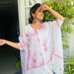 Ranjini Haridas Instagram - Dressing for outdoor events in the summer can be a real pain .While big events call for heavy looks every time I I get a chance to go light I prefer free flowing and airy outfits . This is one of my recent fav purchases from @madebymilankochi .❤️ Hair and makeup @jaanmonidasofficial #summerlook #ootd #airy #freeflowing #breezy #eventready #workmode #paidtotalk #emceelife #hairandmakeup #pastel #dye #whiteandpink #happiehippie #ranjiniharidas