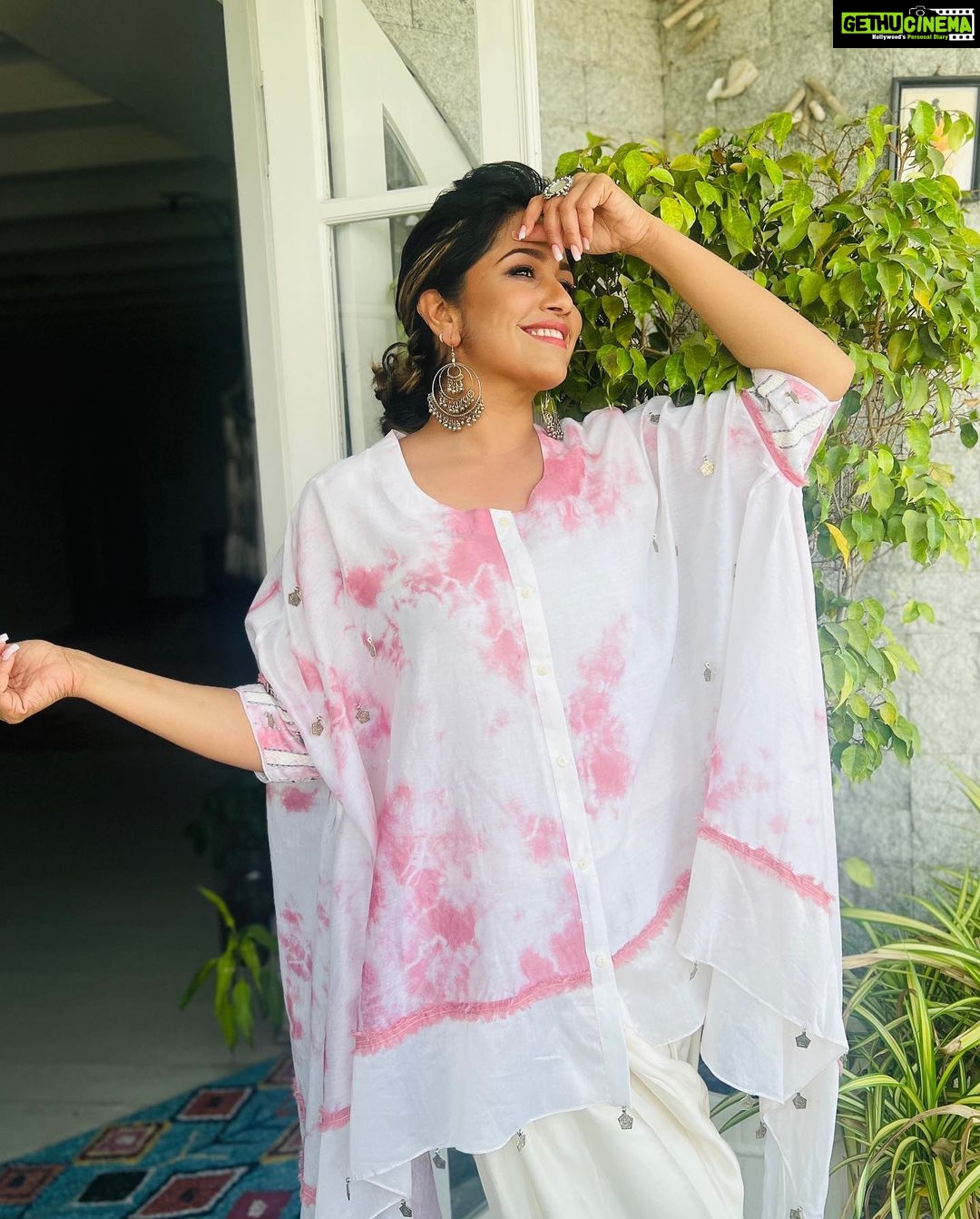 Ranjini Haridas Instagram - Dressing for outdoor events in the summer can be a real pain .While big events call for heavy looks every time I I get a chance to go light I prefer free flowing and airy outfits . This is one of my recent fav purchases from @madebymilankochi .❤️ Hair and makeup @jaanmonidasofficial #summerlook #ootd #airy #freeflowing #breezy #eventready #workmode #paidtotalk #emceelife #hairandmakeup #pastel #dye #whiteandpink #happiehippie #ranjiniharidas